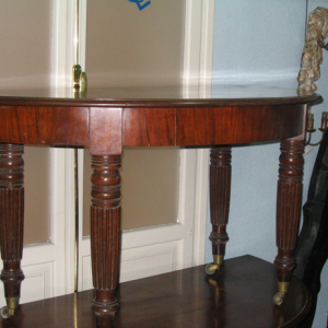 20-Par medias lunas XIX Par de consolas en forma de media luna o “Demi lune”. S. XIX. España