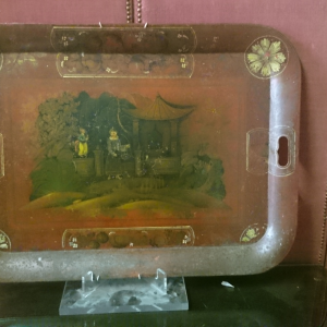 40-Bandeja roja personajes Bandeja roja con escena de personajes en pagoda. S. XIX